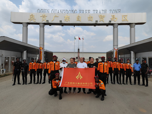 图为尼日利亚广东经济贸易合作区安保团队图片。合作区自建区以来就组建一支可靠的安保团队,联同园区内设有警察局共同搭建园区安保机制,现安保人员150多人,实现24小时三班轮值,并在园区内覆盖岗亭,设置特勤队负责应急及突发事件响应.jpg